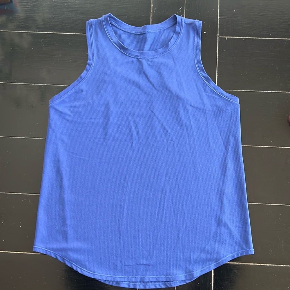 Lululemon bright blue tank top with reflective details, size 4/6